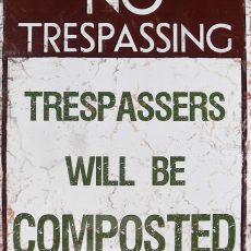 plaque métal vintage NO TREPASSING WILL BE COMPOSTED