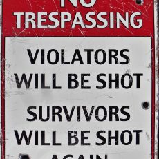 plaque métal vintage NO TREPASSING VIOLATORS