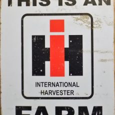 plaque métal vintage INTERNATIONAL FARM