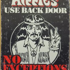 plaque métal vintage HIPPIES USE BACK DOOR