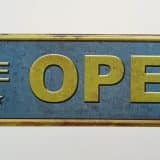 plaque métal vintage flèche open